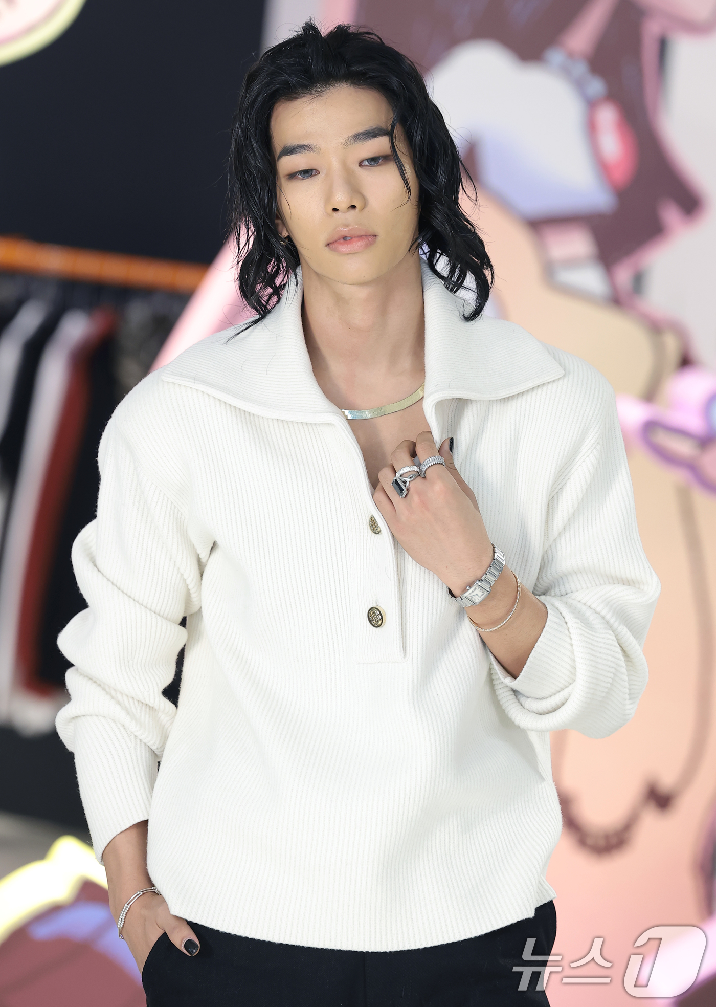 (서울=뉴스1) 권현진 기자 = 그룹 올데이 프로젝트 타잔이 8일 오전 서울 성동구 에스팩토리에서 열린 첫 EP 타이틀곡 'LOOK AT ME'(룩앳미) 팝업스토어 오픈 행사에 참 …