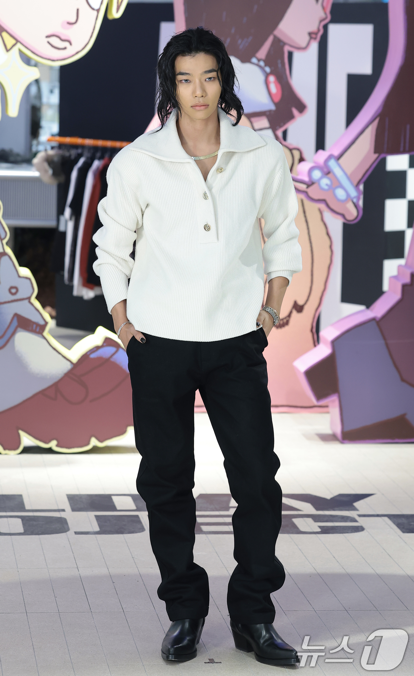 (서울=뉴스1) 권현진 기자 = 그룹 올데이 프로젝트 타잔이 8일 오전 서울 성동구 에스팩토리에서 열린 첫 EP 타이틀곡 'LOOK AT ME'(룩앳미) 팝업스토어 오픈 행사에 참 …