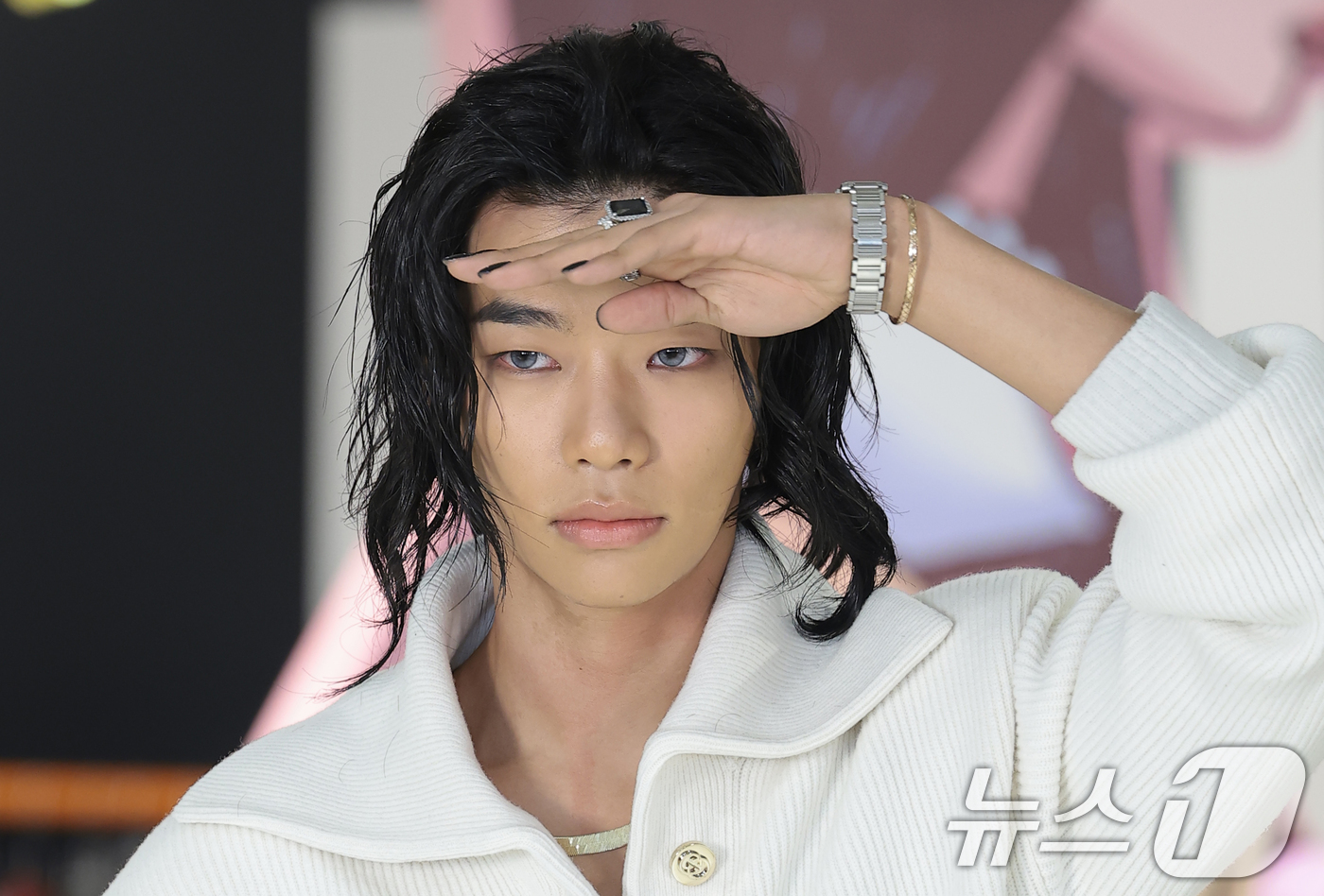 (서울=뉴스1) 권현진 기자 = 그룹 올데이 프로젝트 타잔이 8일 오전 서울 성동구 에스팩토리에서 열린 첫 EP 타이틀곡 'LOOK AT ME'(룩앳미) 팝업스토어 오픈 행사에 참 …