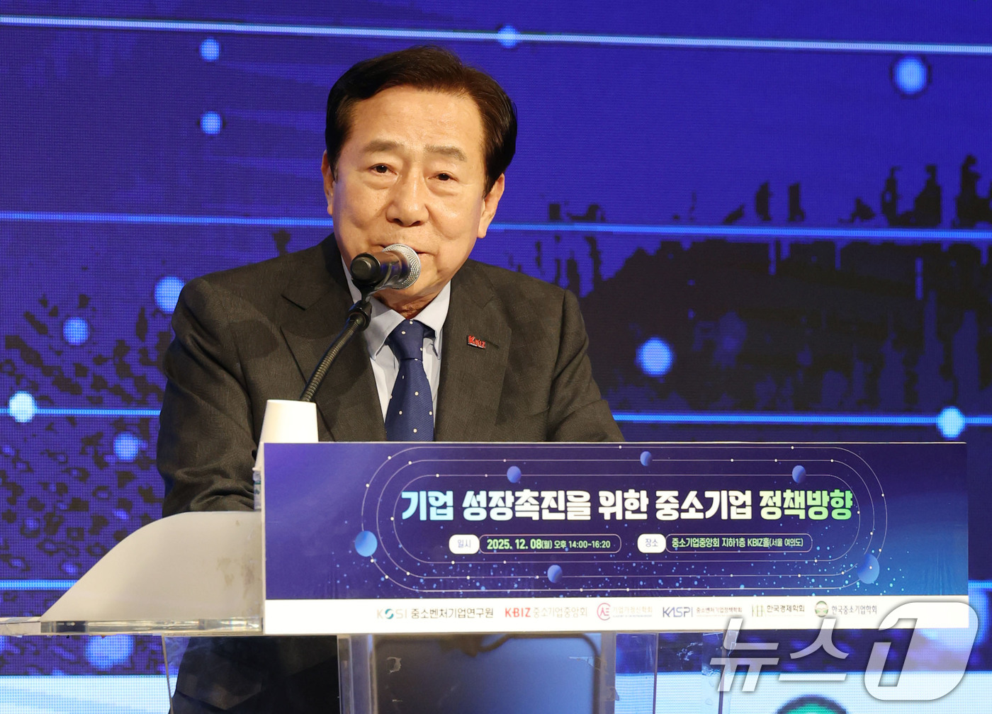 (서울=뉴스1) = 김기문 중소기업중앙회장이 8일 오후 서울 여의도 중소기업중앙회에서 기업 성장촉진을 위한 중소기업 정책방향을 주제로 열린 중소기업 정책 심포지엄에서 환영사를 하고 …