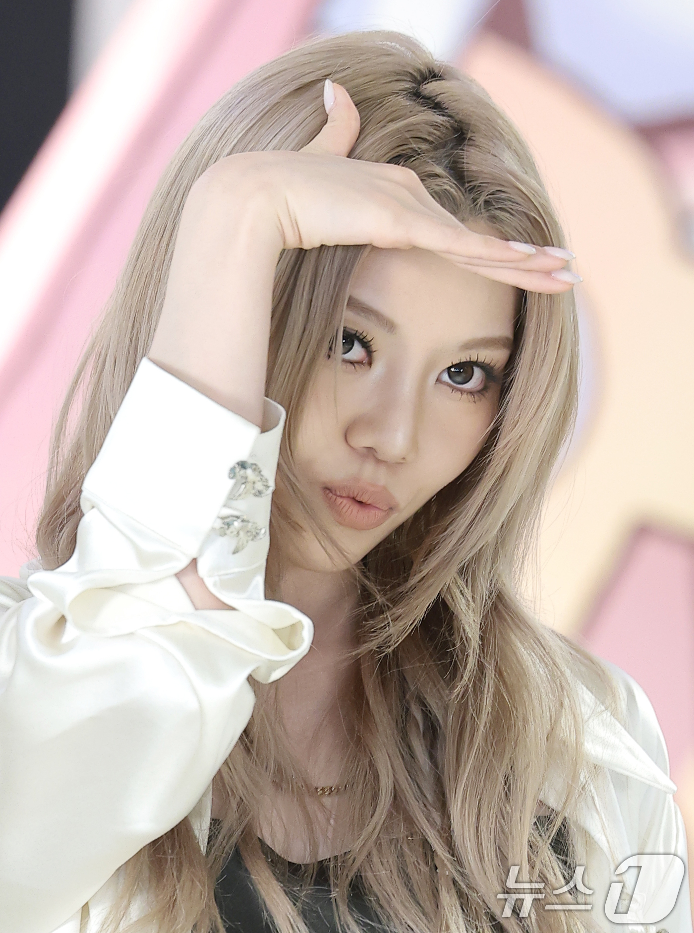 (서울=뉴스1) 권현진 기자 = 그룹 올데이 프로젝트 베일리가 8일 오전 서울 성동구 에스팩토리에서 열린 첫 EP 타이틀곡 'LOOK AT ME'(룩앳미) 팝업스토어 오픈 행사에 …