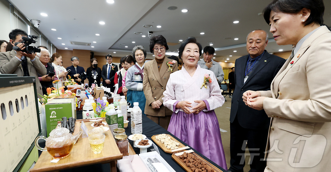 (세종=뉴스1) 김기남 기자 = 송미령 농림축산식품부 장관이 8일 오후 세종시 정부세종청사에서 열린 대한민국 식품명인 지정서 수여식에 참석하여 도라지 정과 제조 박일례 명인에게 지 …