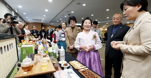 도라지 정과 박일례 명인에게 설명 듣는 송미령 농식품부 장관