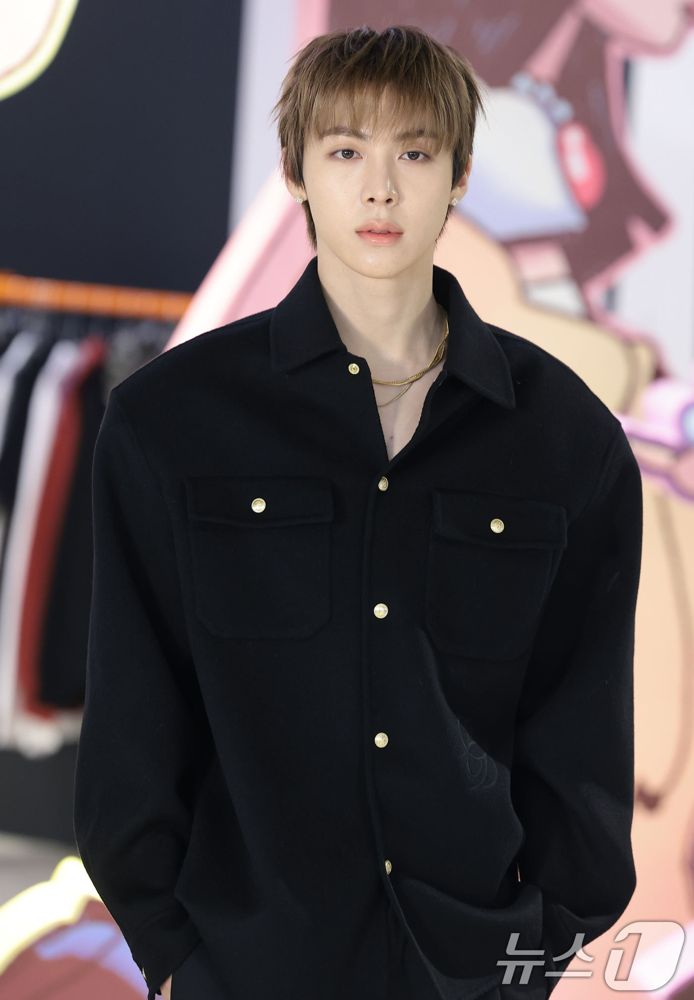 (서울=뉴스1) 권현진 기자 = 그룹 올데이 프로젝트 우찬이 8일 오전 서울 성동구 에스팩토리에서 열린 첫 EP 타이틀곡 'LOOK AT ME'(룩앳미) 팝업스토어 오픈 행사에 참 …