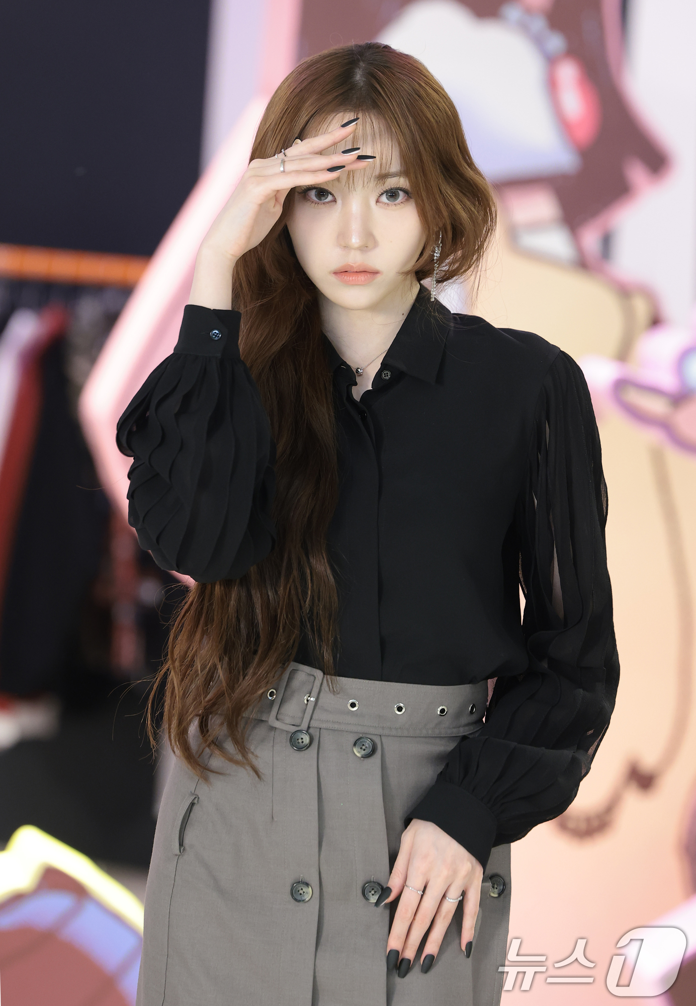 (서울=뉴스1) 권현진 기자 = 그룹 올데이 프로젝트 영서가 8일 오전 서울 성동구 에스팩토리에서 열린 첫 EP 타이틀곡 'LOOK AT ME'(룩앳미) 팝업스토어 오픈 행사에 참 …