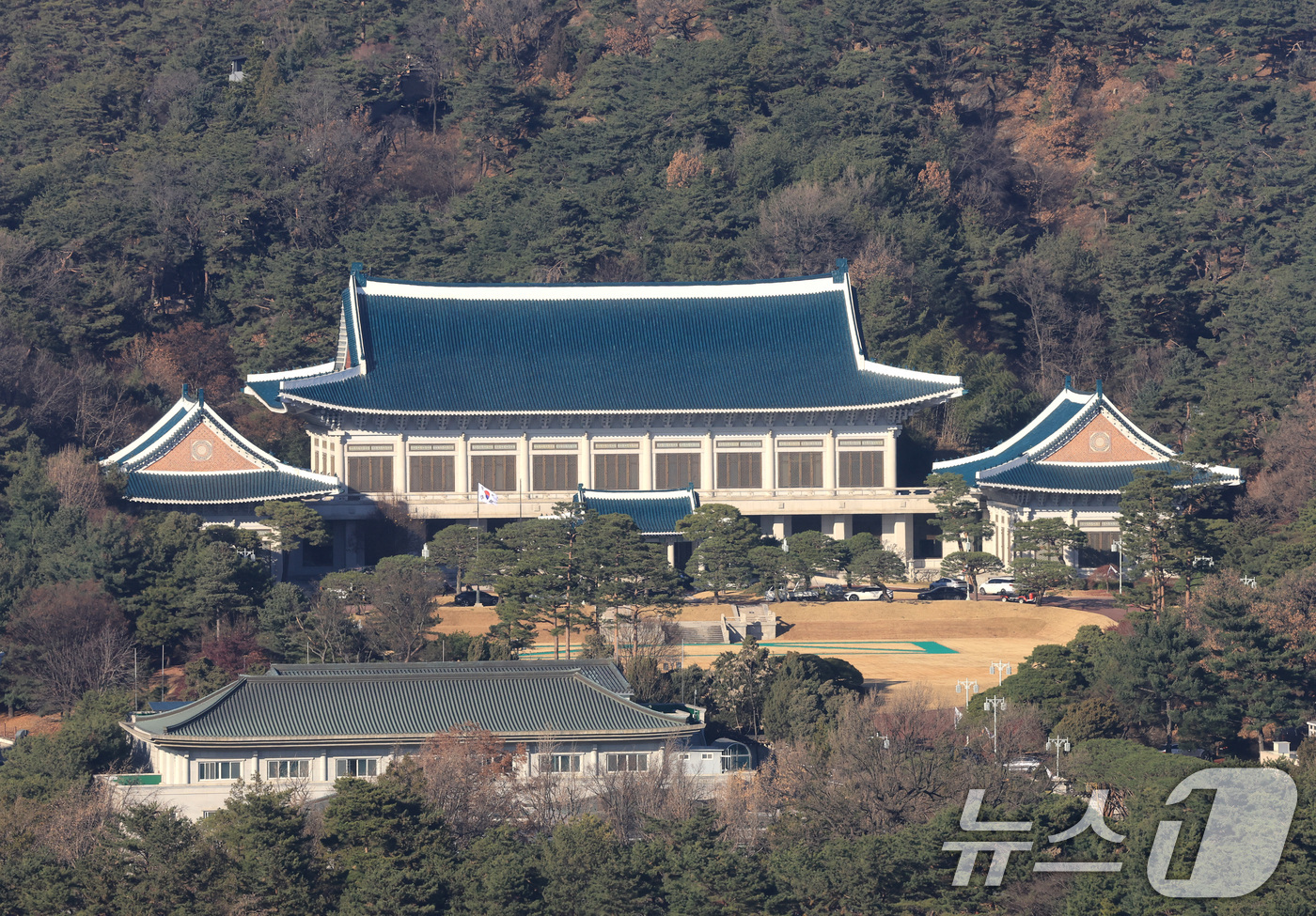 (서울=뉴스1) 임세영 기자 = 대통령실이 용산 대통령 집무실을 청와대로 옮기는 작업을 8일 본격적으로 시작했다.대통령실은 순차적으로 이사하며, 이전 작업은 이달 말 완료될 예정이 …