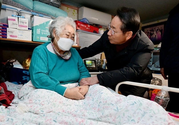 유정복 인천시장, 지역 쪽방촌 방문…5000만원어치 키트 전달