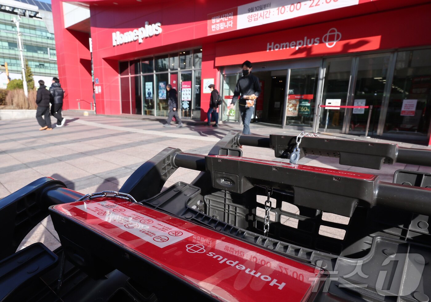 본문 이미지 - 사진은 8일 서울 시내 한 홈플러스 매장의 모습. 2025.12.8/뉴스1 ⓒ News1 김성진 기자