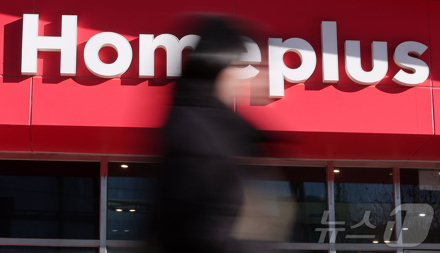 (서울=뉴스1) 김성진 기자 = 국내 유통업계가 홈플러스에 납품할 물량을 줄이거나 아예 중단하는 등 '홈플러스 엑소더스' 현상을 보이고 있다.7일 관련 업계에 따르면 아모레퍼시픽과 …