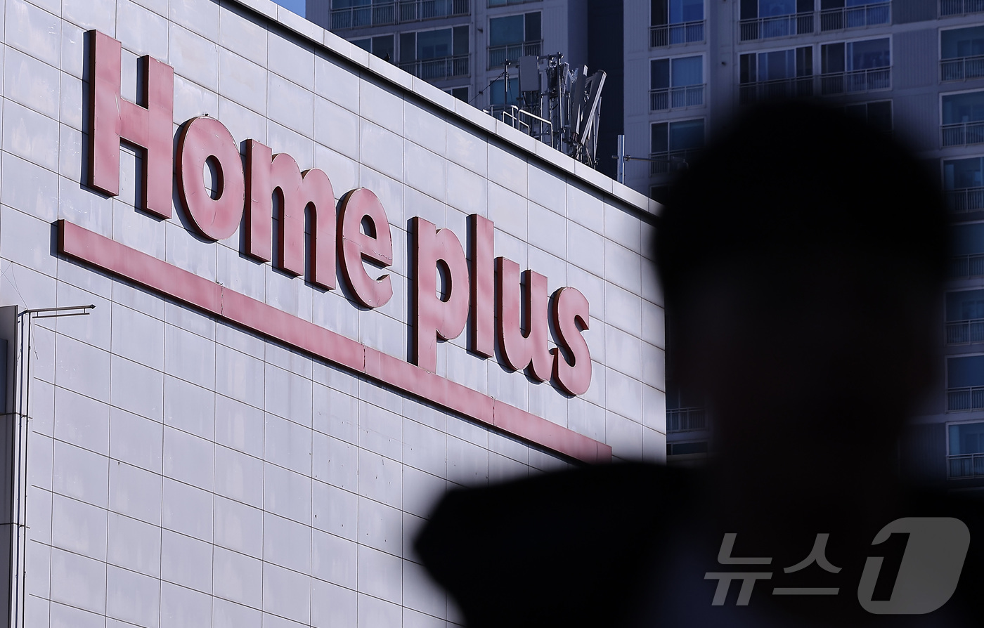 (서울=뉴스1) 김성진 기자 = 국내 유통업계가 홈플러스에 납품할 물량을 줄이거나 아예 중단하는 등 '홈플러스 엑소더스' 현상을 보이고 있다.7일 관련 업계에 따르면 아모레퍼시픽과 …