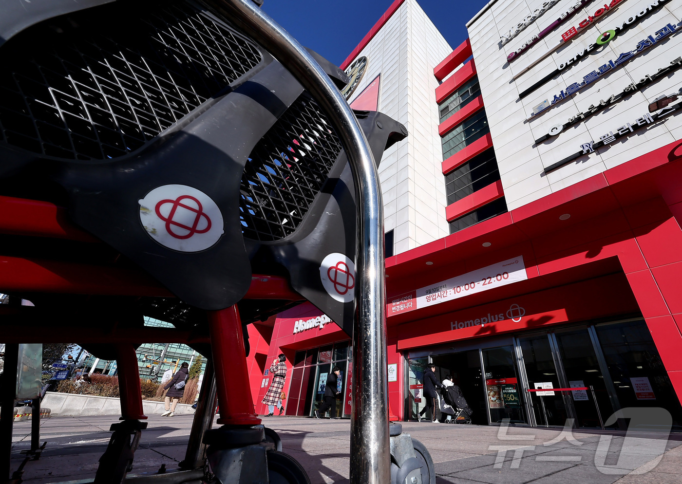 (서울=뉴스1) 김성진 기자 = 국내 유통업계가 홈플러스에 납품할 물량을 줄이거나 아예 중단하는 등 '홈플러스 엑소더스' 현상을 보이고 있다.7일 관련 업계에 따르면 아모레퍼시픽과 …