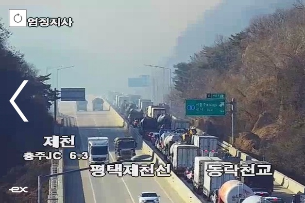 고속도로 달리던 탱크로리서 불…서충주 산으로 옮겨붙어