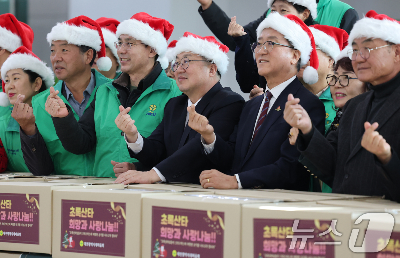 (대전=뉴스1) 김기태 기자 = 이장우 대전시장과 조원휘 대전시의장이 8일 시청에서 열린 대전 새마을 초록산타 희망과 사랑 나눔에서 소외계층에 전달한 선물 꾸러미 물품 포장을 마치 …