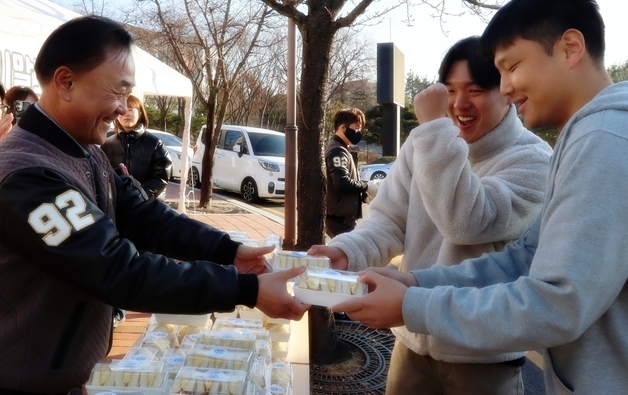 구미대, 기말고사 앞둔 학생 1000명에게 샌드위치 제공