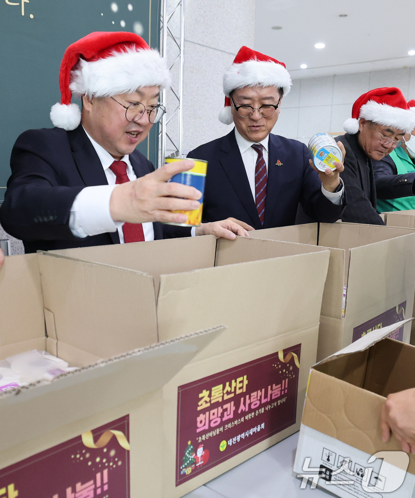 (대전=뉴스1) 김기태 기자 = 이장우 대전시장과 조원휘 대전시의장이 8일 시청에서 열린 대전 새마을 초록산타 희망과 사랑 나눔에서 소외계층에 전달한 선물 꾸러미에 물품을 넣고 있 …