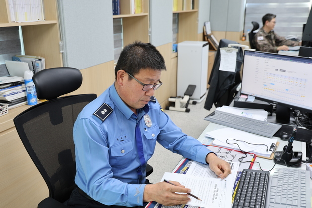 '9년째 나눔' 속초해경 용석영 경감…모범공무원 수당도 기부