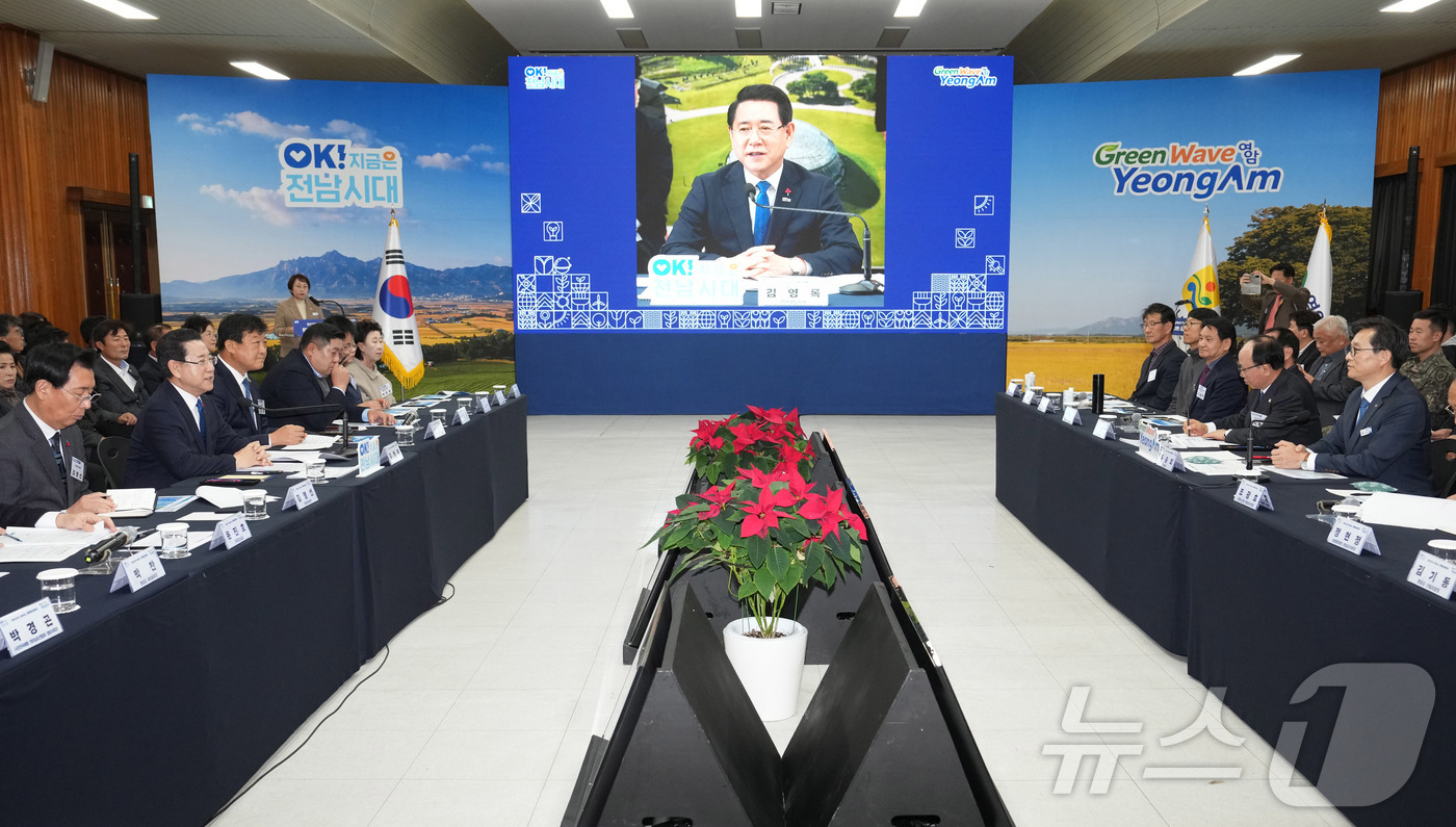 (무안=뉴스1) 전원 기자 = 김영록 전라남도지사가 8일 영암군민회관 대회의실에서 열린 ‘영암군 정책비전 투어’ 행사에서 인사말을 하고 있다.(전남도 제공. 재판매 및 DB금지) …