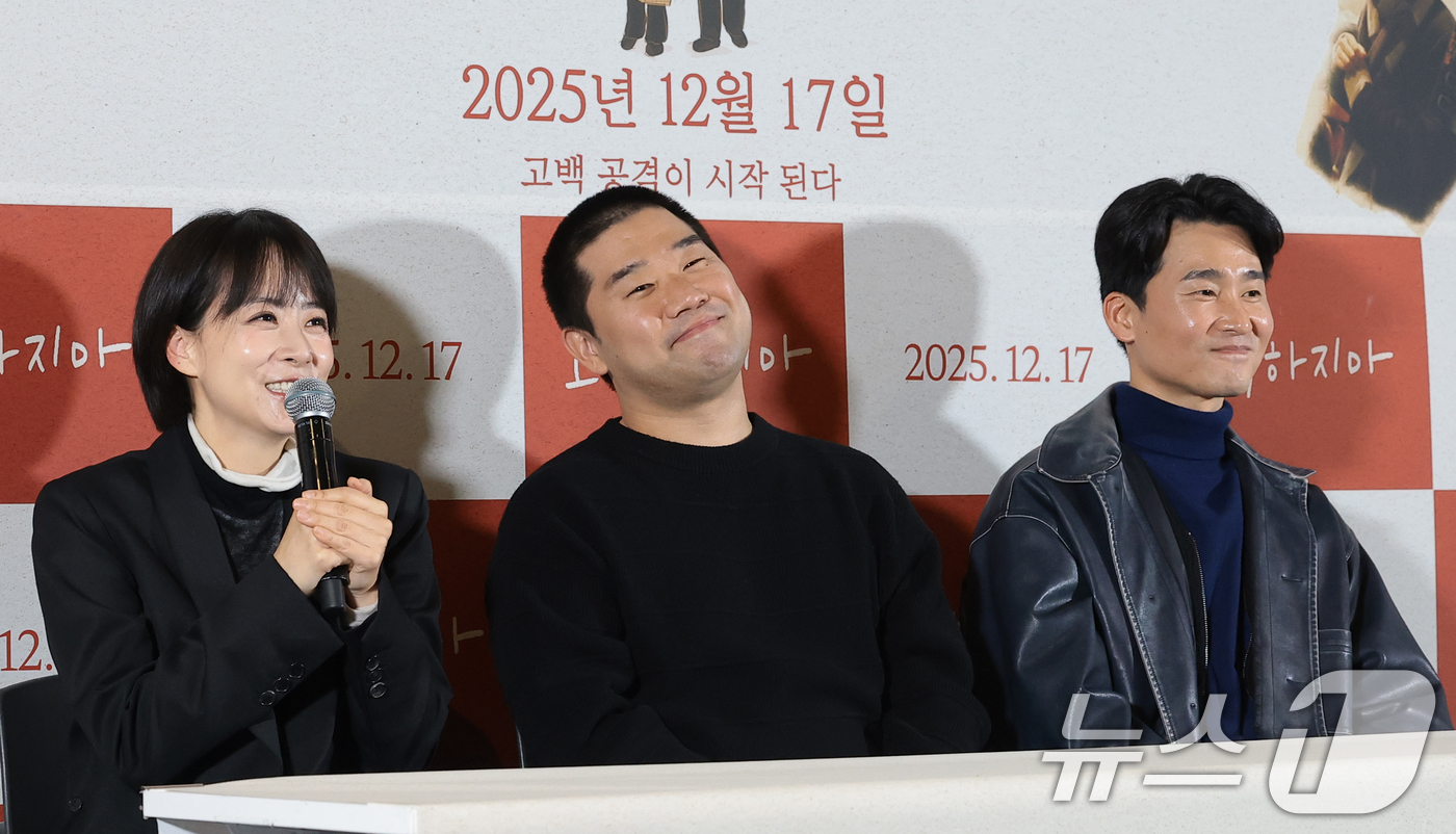 (서울=뉴스1) 권현진 기자 = 배우 류현경(왼쪽부터)과 김충길, 김무건이 8일 서울 용산구 용산아이파크몰 CGV에서 열린 영화 '고백하지마' 언론시사회에 참석해 미소를 짓고 있다 …