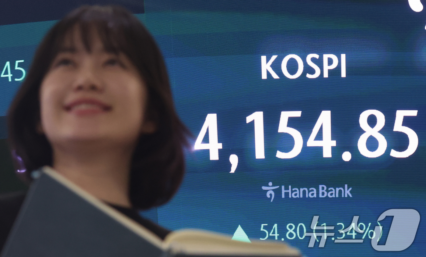 (서울=뉴스1) 김명섭 기자 = 8일 오후 서울 중구 하나은행 딜링룸 전광판에 증시 종가 시황이 나타나고 있다. 이날 코스피 지수는 전 거래일 대비 54.80포인트(1.34%) 오 …