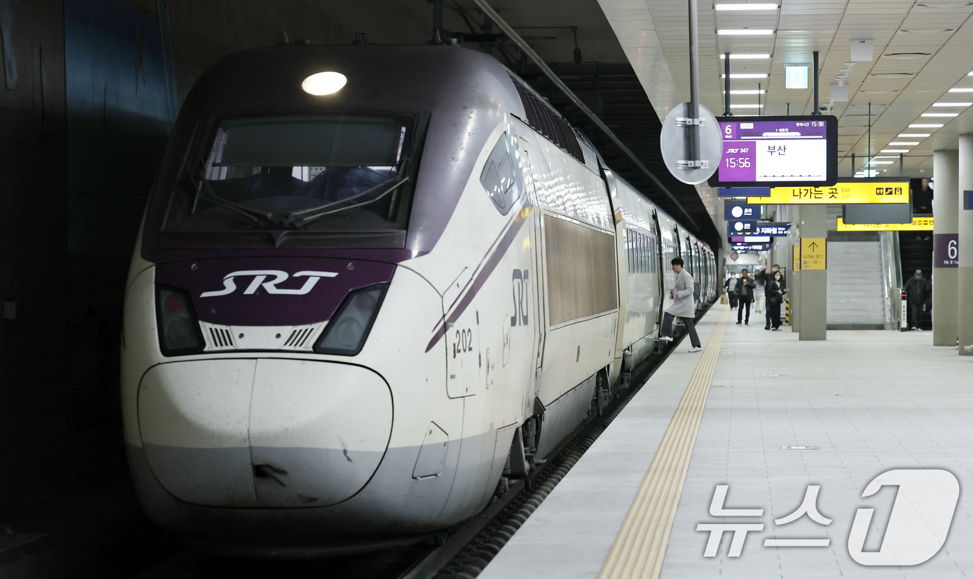 (서울=뉴스1) 구윤성 기자 = 정부가 이원화된 고속철도 KTX와 SRT를 내년 말까지 통합하는 방안을 추진한다.정부는 우선 내년 3월부터 서울발 KTX-1(20량, 955석) 등 …