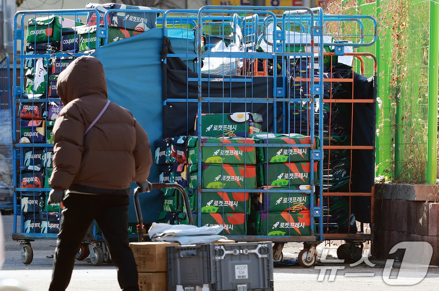 (서울=뉴스1) 이호윤 기자 = 쿠팡 이용자 약 3370만 명의 개인정보 유출 사태로 사과문을 개시했지만 정부 당국이 사과문에 '노출'을 '유출'로 수정해 다시 통보하라는 요구에 …