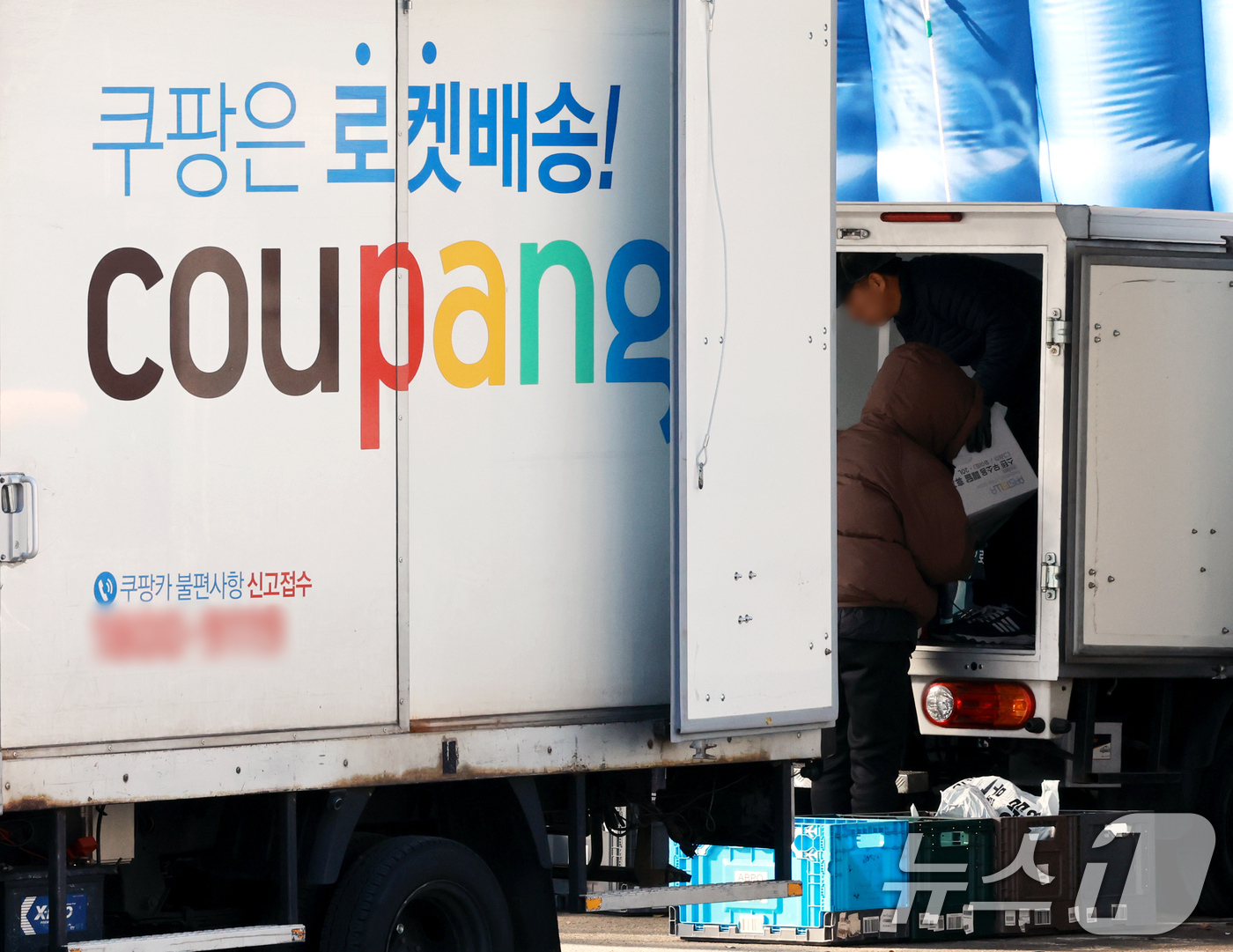 (서울=뉴스1) 이호윤 기자 = 쿠팡 이용자 약 3370만 명의 개인정보 유출 사태로 사과문을 개시했지만 정부 당국이 사과문에 '노출'을 '유출'로 수정해 다시 통보하라는 요구에 …