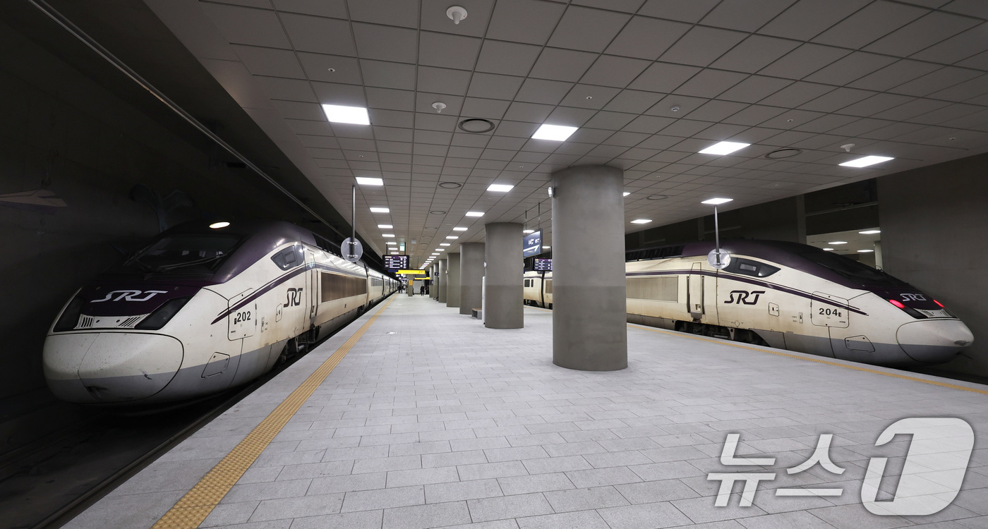 (서울=뉴스1) 구윤성 기자 = 정부가 이원화된 고속철도 KTX와 SRT를 내년 말까지 통합하는 방안을 추진한다.정부는 우선 내년 3월부터 서울발 KTX-1(20량, 955석) 등 …