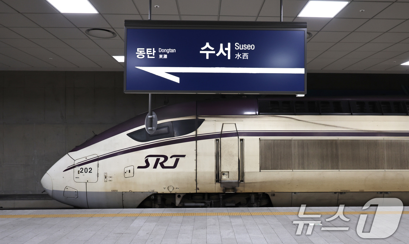 (서울=뉴스1) 구윤성 기자 = 정부가 이원화된 고속철도 KTX와 SRT를 내년 말까지 통합하는 방안을 추진한다.정부는 우선 내년 3월부터 서울발 KTX-1(20량, 955석) 등 …