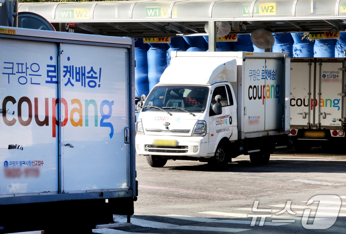 (서울=뉴스1) 이호윤 기자 = 쿠팡 이용자 약 3370만 명의 개인정보 유출 사태로 사과문을 개시했지만 정부 당국이 사과문에 '노출'을 '유출'로 수정해 다시 통보하라는 요구에 …