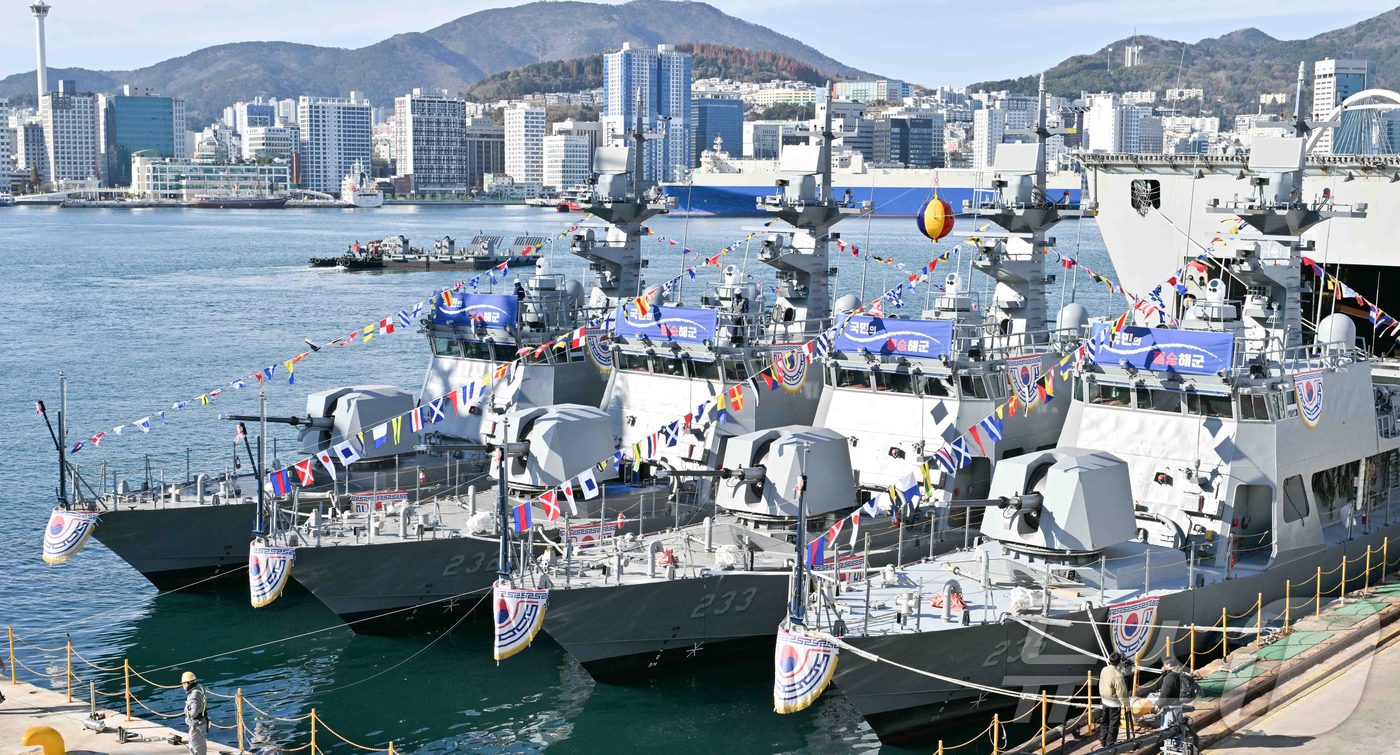 (서울=뉴스1) = 8일 부산 영도구 HJ중공업에서 해군 신형 고속정(PKMR) 참수리 231·232·233·235호정(1-4번함) 통합 진수식이 열리고 있다. (해군 제공. 재판 …