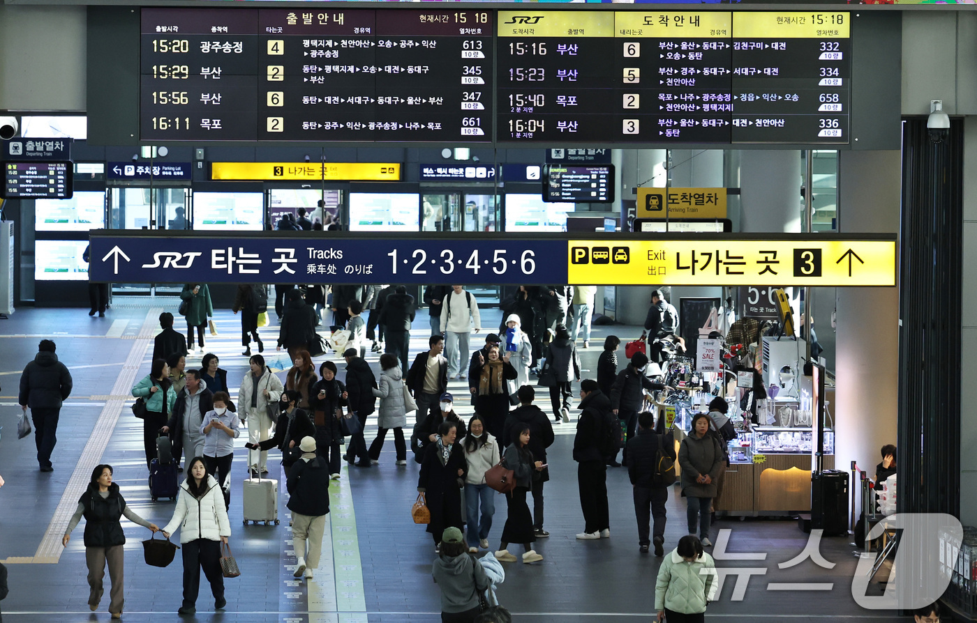 (서울=뉴스1) 구윤성 기자 = 정부가 이원화된 고속철도 KTX와 SRT를 내년 말까지 통합하는 방안을 추진한다.정부는 우선 내년 3월부터 서울발 KTX-1(20량, 955석) 등 …