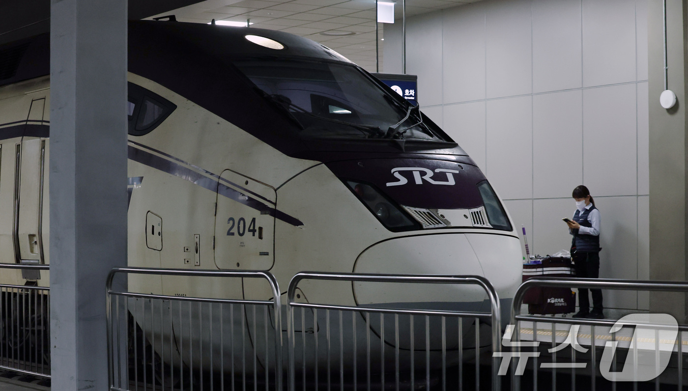 (서울=뉴스1) 구윤성 기자 = 정부가 이원화된 고속철도 KTX와 SRT를 내년 말까지 통합하는 방안을 추진한다.정부는 우선 내년 3월부터 서울발 KTX-1(20량, 955석) 등 …