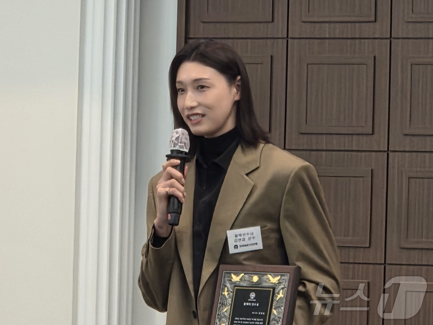 (서울=뉴스1) 안영준 기자 = 8일 서울 중구 프레스센터에서 열린 '2025 한국체육기자연맹 시상식'에서 '올해의 선수상'을 수상한 김연경이 소감을 말하고 있다. 2025.12. …