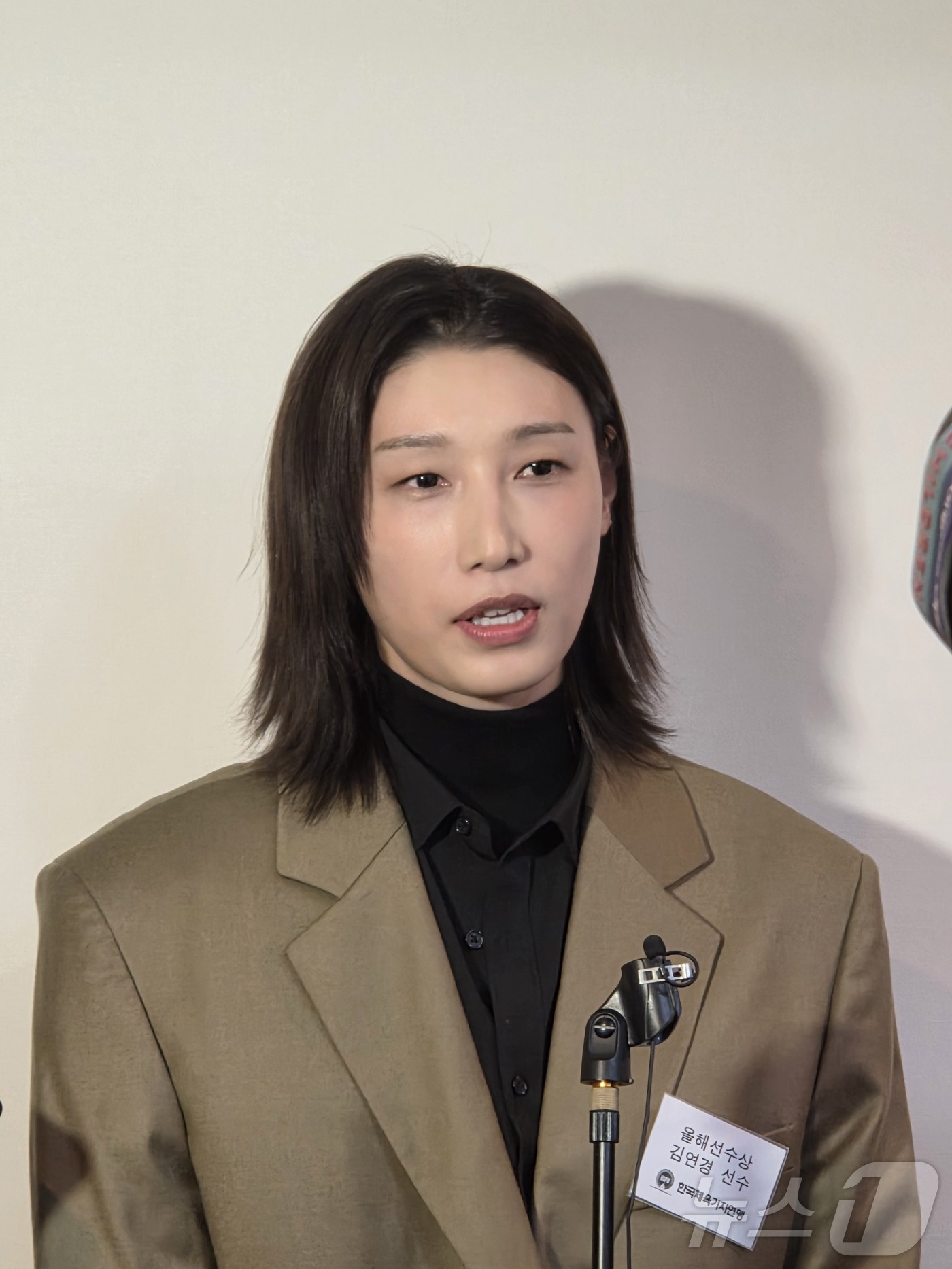 (서울=뉴스1) 안영준 기자 = 8일 서울 중구 프레스센터에서 열린 '2025 한국체육기자연맹 시상식'에서 '올해의 선수상'을 수상한 김연경이 소감을 말하고 있다. 2025.12. …