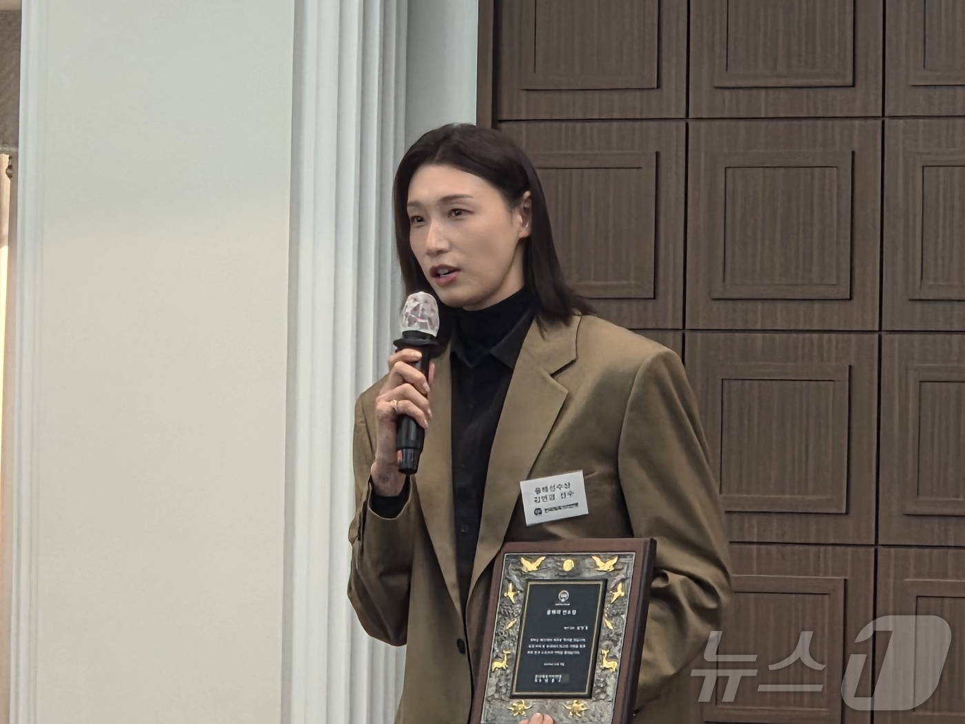 (서울=뉴스1) 안영준 기자 = 8일 서울 중구 프레스센터에서 열린 '2025 한국체육기자연맹 시상식'에서 '올해의 선수상'을 수상한 김연경이 소감을 말하고 있다.  2025.12 …