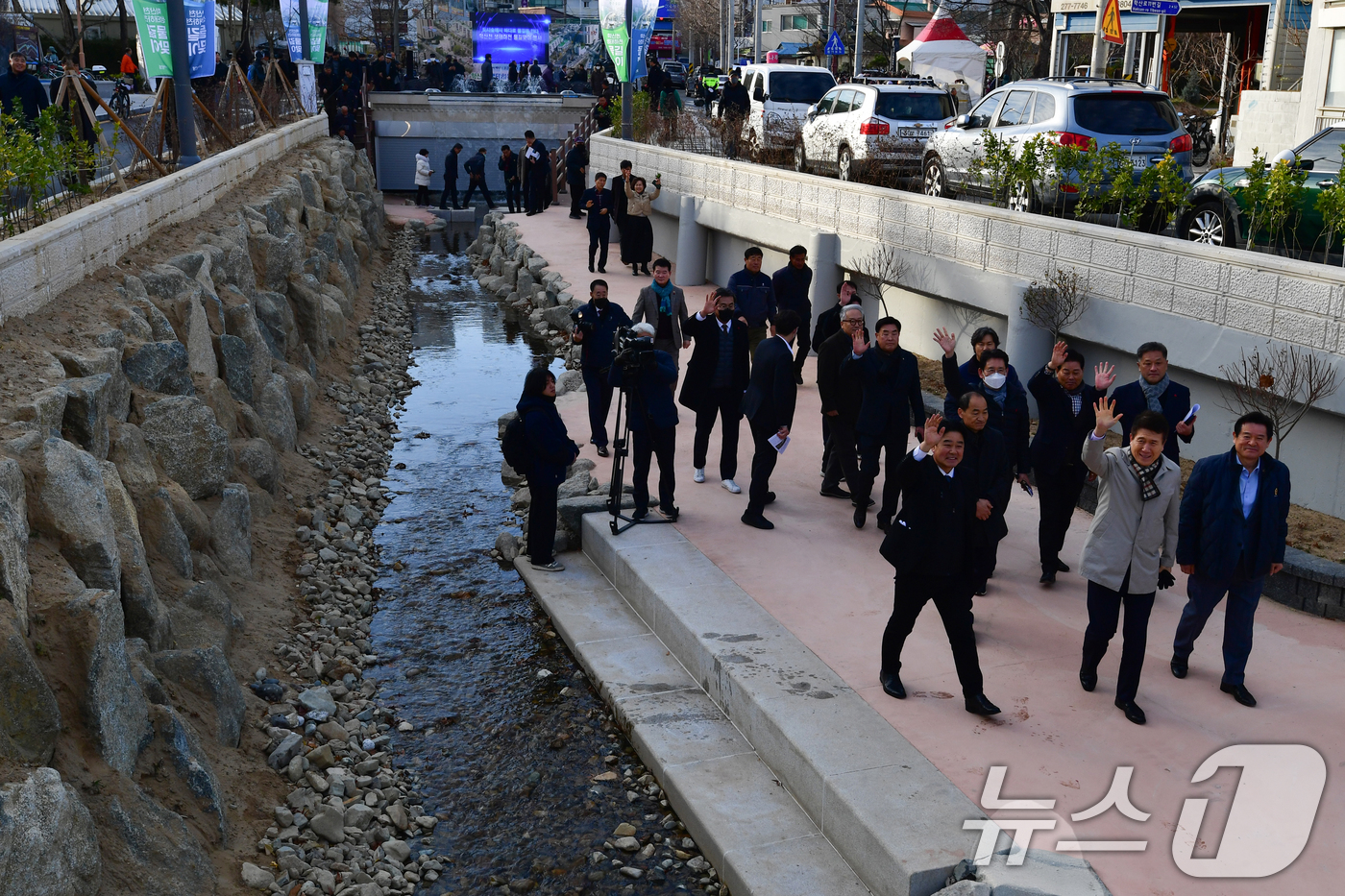 (포항=뉴스1) 최창호 기자 = 이강덕 경북 포항시장과 이칠구 경북도의원 등 내빈들이 8일 오후 북구 학산천 생태하천에서 열린 물맞이 행사에서 하천길을 따라 걸어가고 있다. 202 …