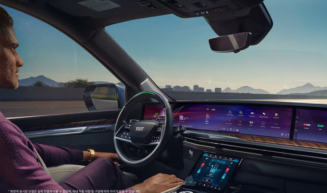 본문 이미지 - 제너럴모터스&#40;GM&#41;의 차량 자율주행 기술 &#39;슈퍼크루즈&#39;를 통해 캐딜락 대형 전기 SUV &#39;에스컬레이드 IQ&#39; 차량이 운전자의 조향 없이 주행하는 모습&#40;캐딜락 코리아 홈페이지 갈무리&#41;. 2025.12.08.