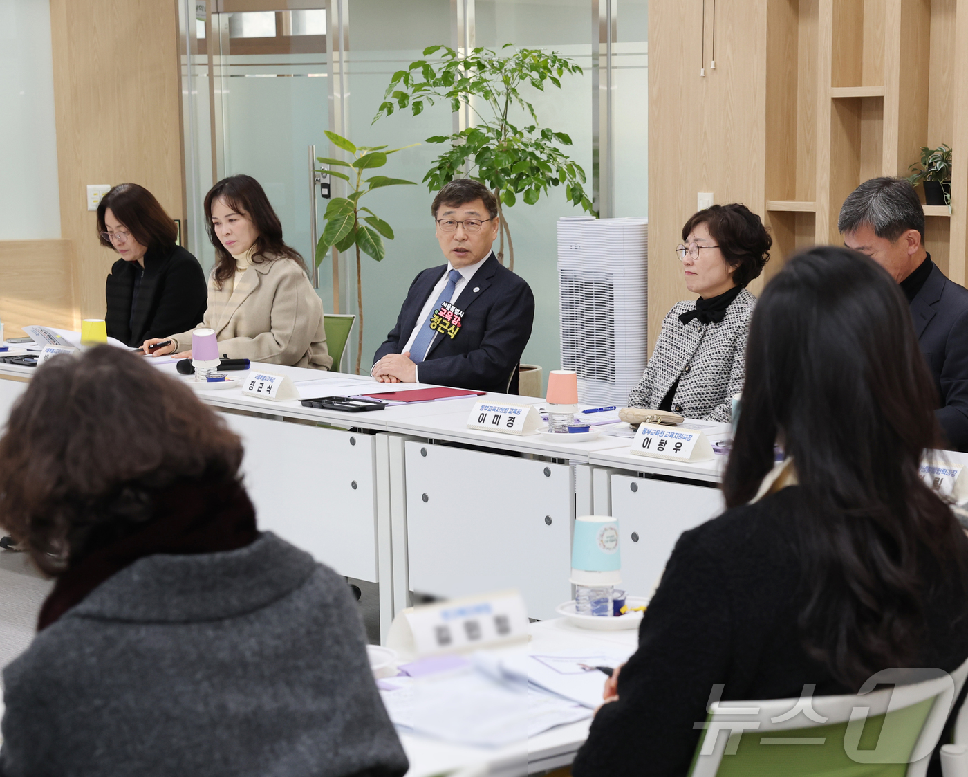 (서울=뉴스1) = 정근식 서울시교육감이 8일 오전 서울 중랑구 봉화중학교를 방문해 '맞춤형 통합지원'을 주제로 학생, 교직원 등과 간담회를 하고 있다. (서울시교육청 제공. 재판 …