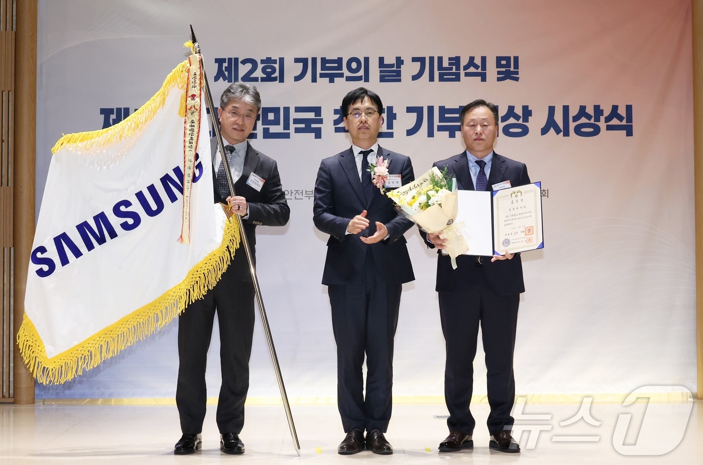 (서울=뉴스1) = 김민재 행정안전부 차관이 8일 오후 서울 송파구 한국광고문화회관에서 열린 ‘제5회 대한민국 착한기부대상 시상식’에서 대통령표창을 수상한 삼성전자 관계자와 함께 …