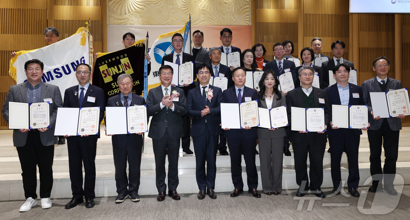 (서울=뉴스1) = 김민재 행정안전부 차관이 8일 오후 서울 송파구 한국광고문화회관에서 열린 ‘제5회 대한민국 착한기부대상 시상식’에서 내빈 및 수상자들과 함께 기념촬영을 하고 있 …