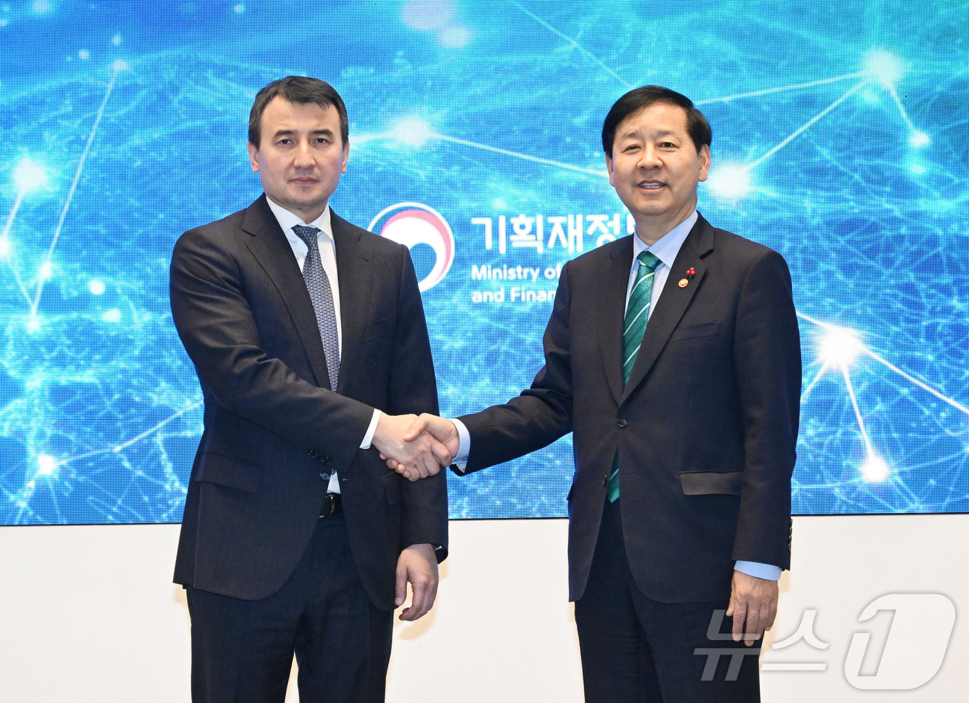 (서울=뉴스1) = 구윤철 부총리 겸 기획재정부 장관이 8일 오후 서울 용산구 서울드래곤시티 호텔에서 열린 '제6차 한-우즈벡 경제부총리 회의'에 참석해 잠시드 호자예프 우즈벡 부 …