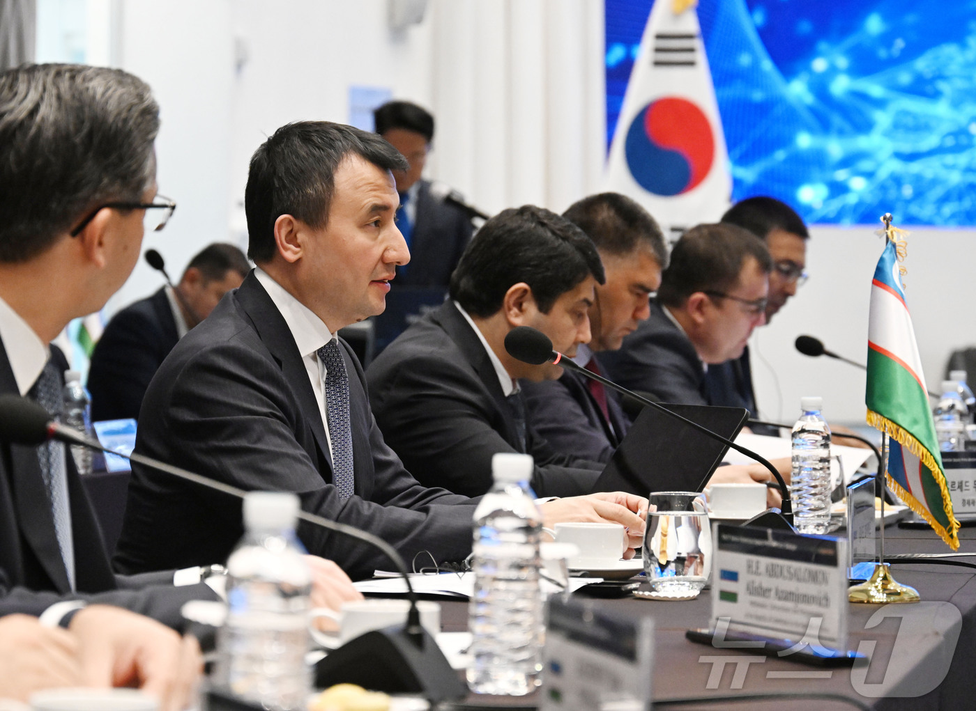 (서울=뉴스1) = 잠시드 호자예프 우즈벡 부총리가 8일 오후 서울 용산구 서울드래곤시티 호텔에서 열린 '제6차 한-우즈벡 경제부총리 회의'에 참석해 개회사를 하고있다. (기획재정 …