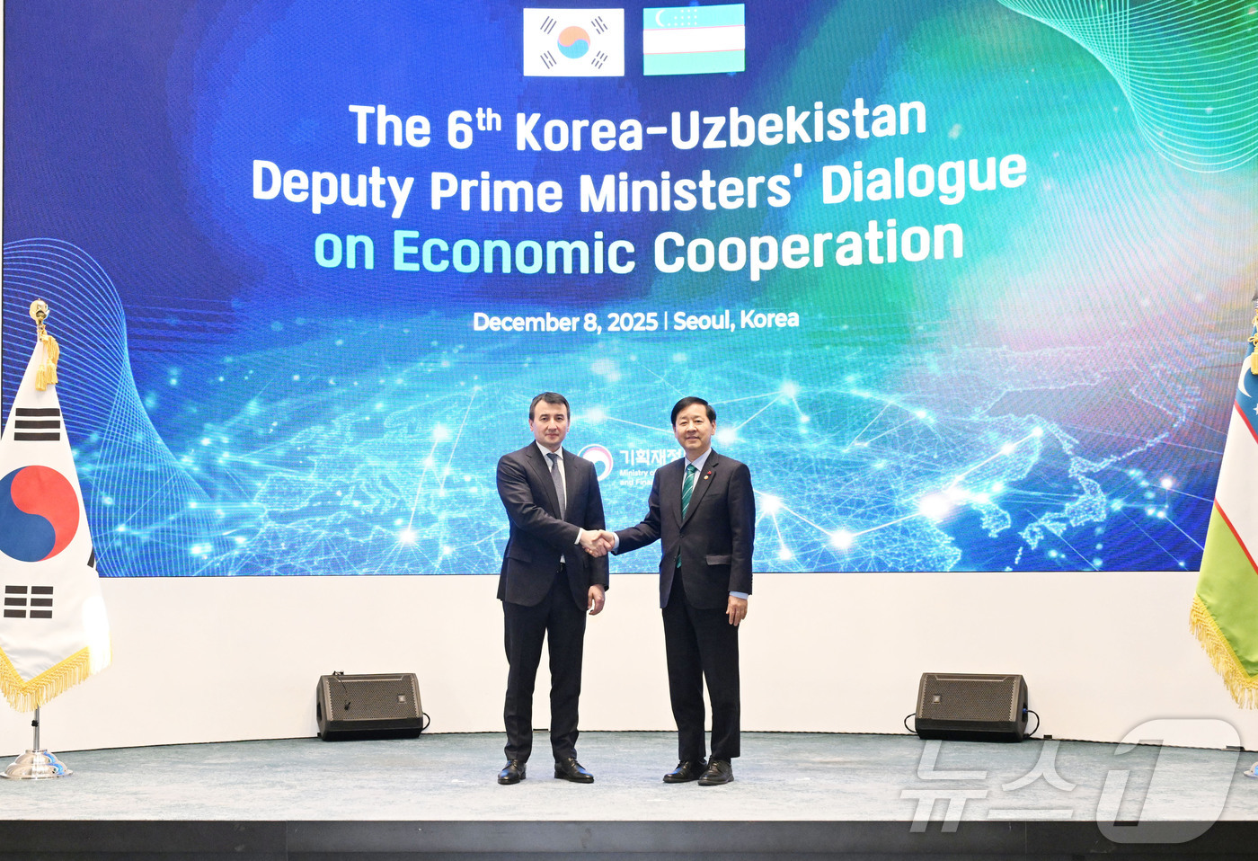 (서울=뉴스1) = 구윤철 부총리 겸 기획재정부 장관이 8일 오후 서울 용산구 서울드래곤시티 호텔에서 열린 '제6차 한-우즈벡 경제부총리 회의'에 참석해 호자예프 우즈벡 부총리 기 …