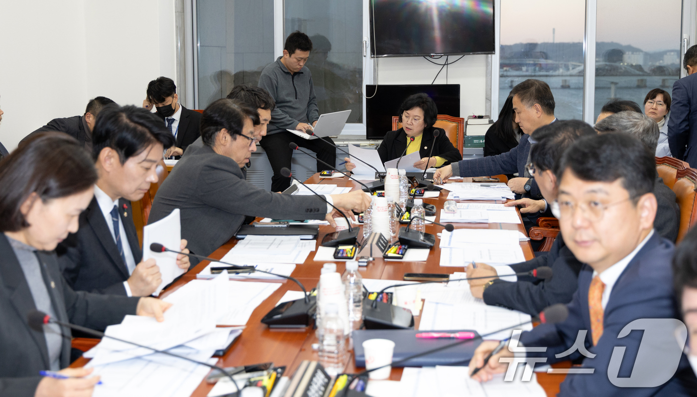 (서울=뉴스1) 이승배 기자 = 8일 서울 여의도 국회에서 열린 제429회국회(정기회) 과학기술정보방송통신위원회 제5차 정보통신방송법안심사소위원회에서 김현 소위원장이 회의를 주재하 …