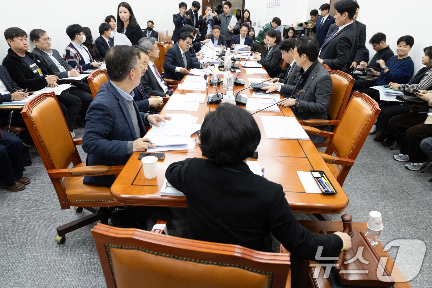 (서울=뉴스1) 이승배 기자 = 8일 서울 여의도 국회에서 열린 제429회국회(정기회) 과학기술정보방송통신위원회 제5차 정보통신방송법안심사소위원회에서 김현 소위원장이 회의를 주재하 …