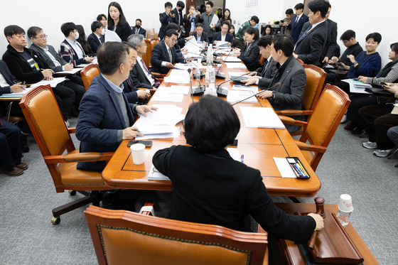 허위조작정보 유포 최대 5배 배상 법안 논의