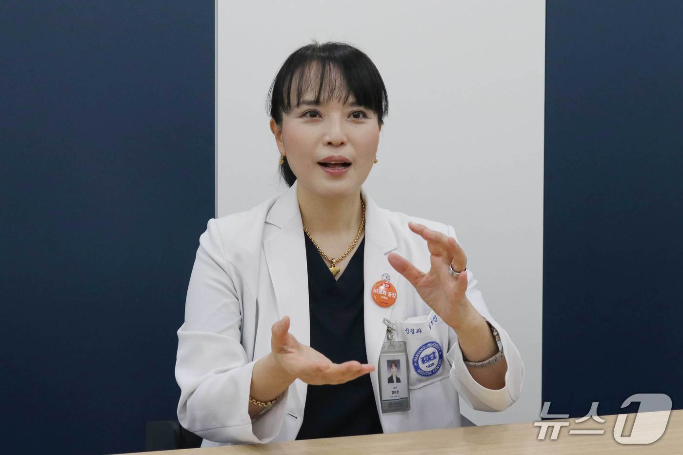 본문 이미지 - 김희진 한양대병원 신경과 교수가 치매의 복합성에 대해 설명하고 있다. 2025. 12. 8/뉴스1