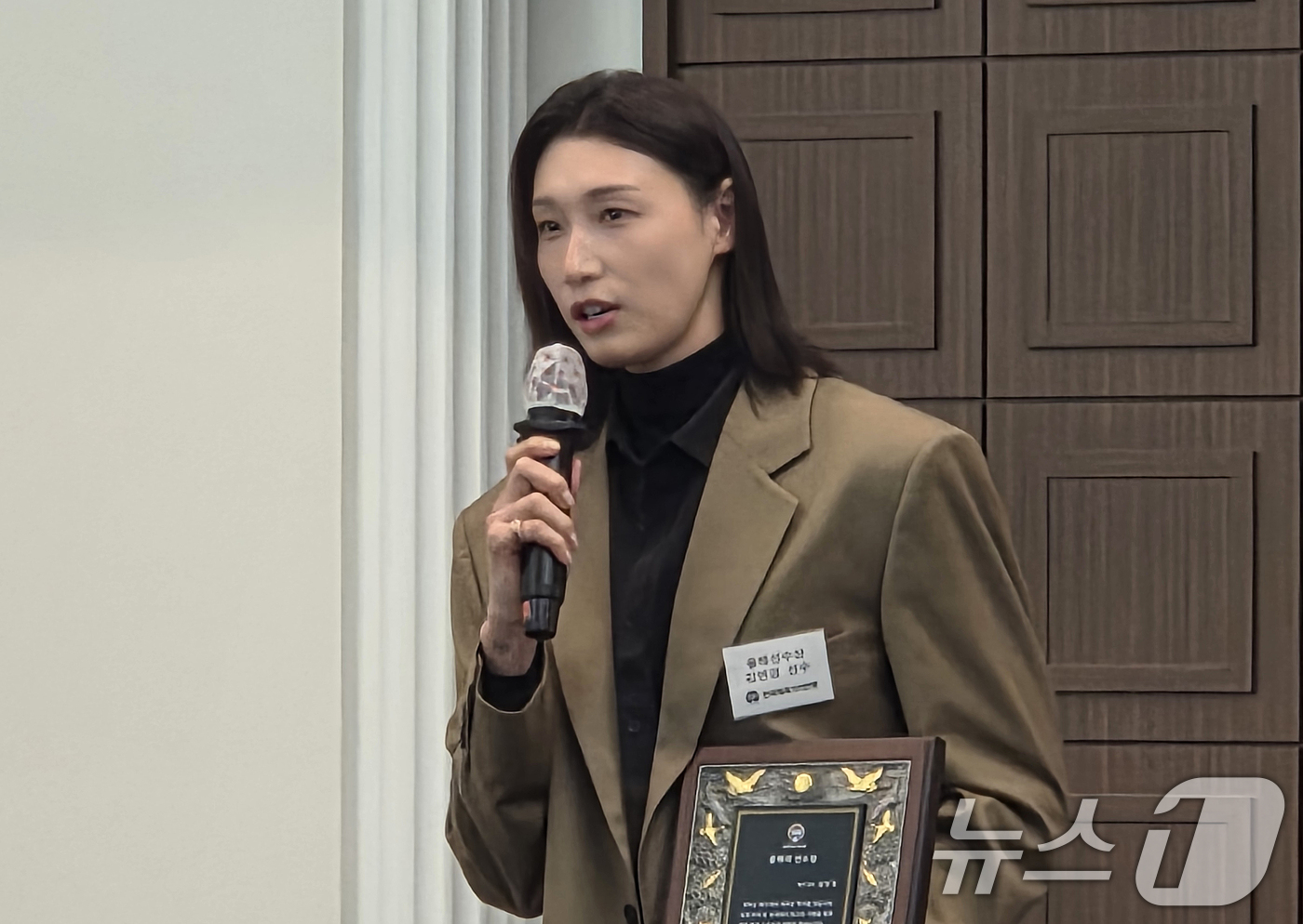 (서울=뉴스1) 안영준 기자 = 8일 서울 중구 프레스센터에서 열린 '2025 한국체육기자연맹 시상식'에서 '올해의 선수상'을 수상한 김연경이 소감을 말하고 있다.  2025.12 …