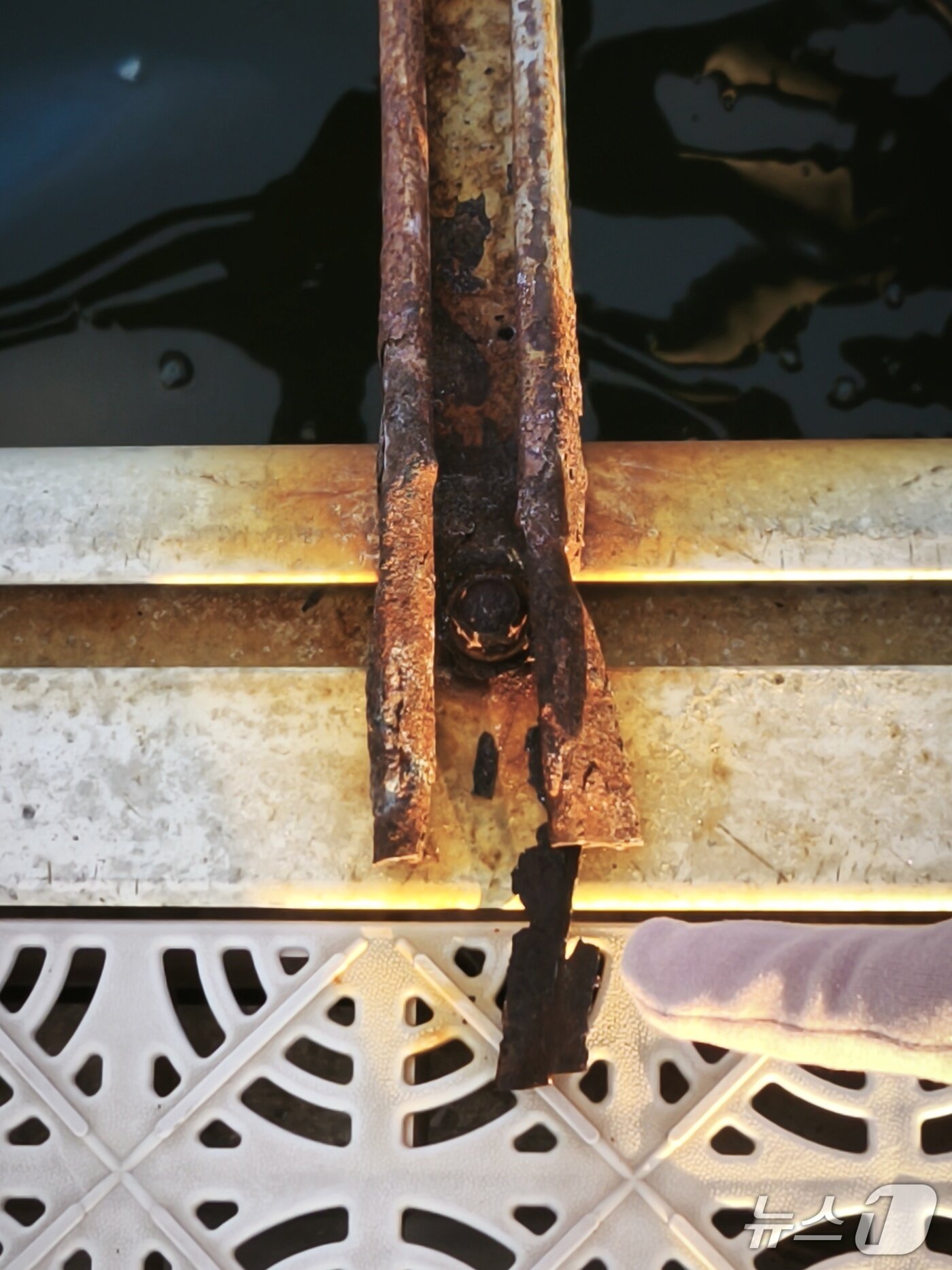 본문 이미지 - 부식된 구조물.&#40;속초고성양양환경운동연합 제공, 재판매 및 DB 금지&#41; 2025.12.8/뉴스1