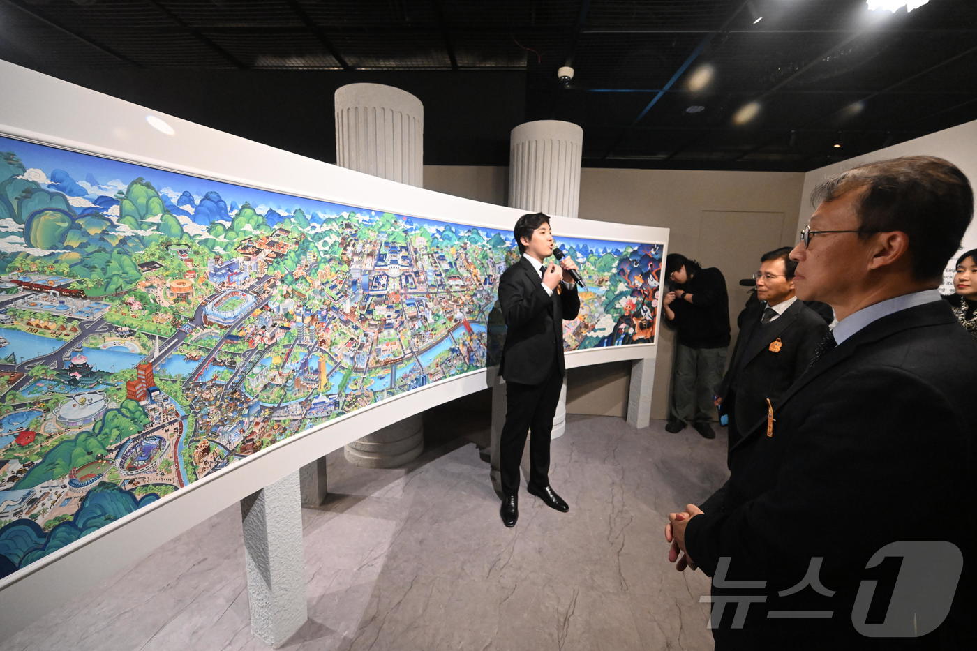 (서울=뉴스1) = 최보근 국가유산청 차장이 8일 오후 서울 중구 덕수궁 돈덕전에서 개막한 ‘국가유산의 날’ 기념 특별전 ‘쿠키런: 사라진 국가유산을 찾아서’에서 대한제국 황실유산 …